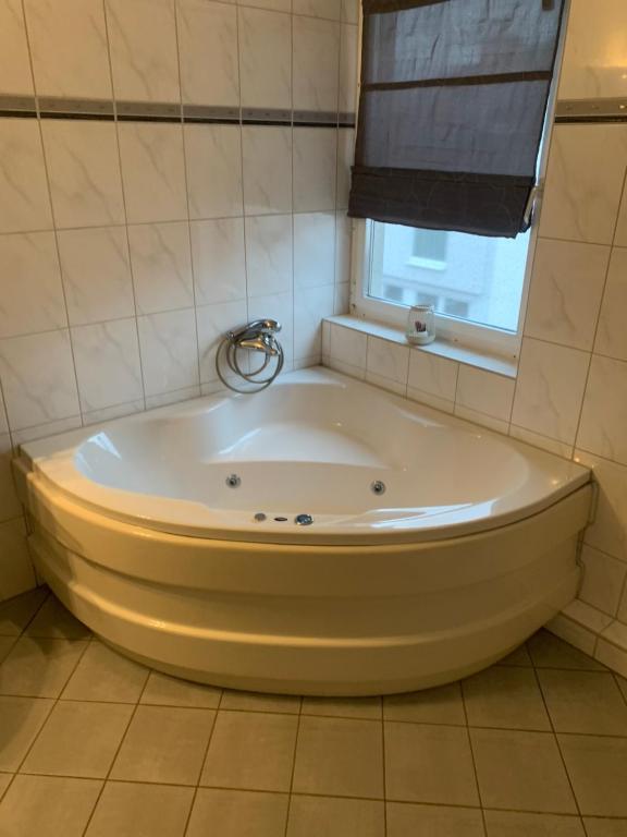 Koupelna v ubytování Mainpark Apartment 4 Schlafzimmer bis zu 10 Personen direkt über AschaffApartment bei Aschaffenburg