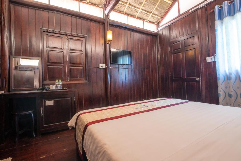 Giường trong phòng chung tại Hung Vuong Resort