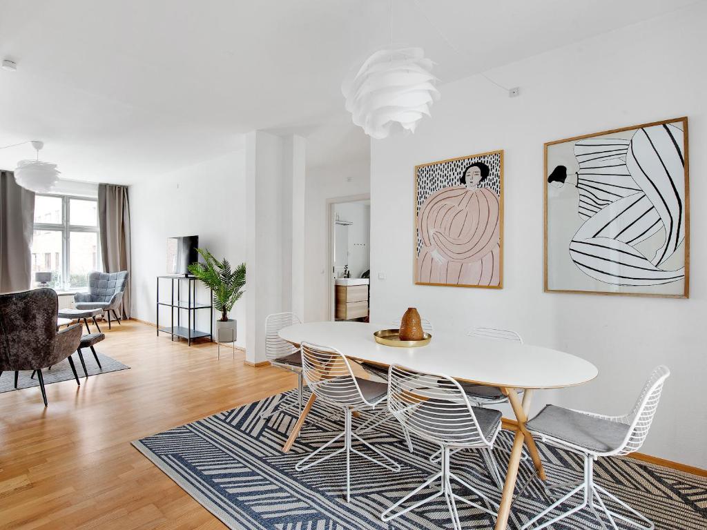 Sanders Constantin - Chic Two-Bedroom Apartment With Balcony - Appartement