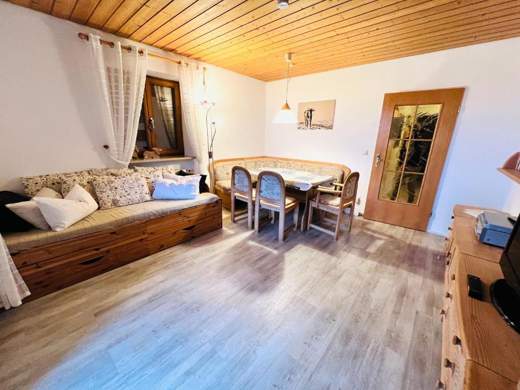 un soggiorno con divano e tavolo di Ferienwohnung Bergsonne mit Oberstaufen Plus a Oberstaufen