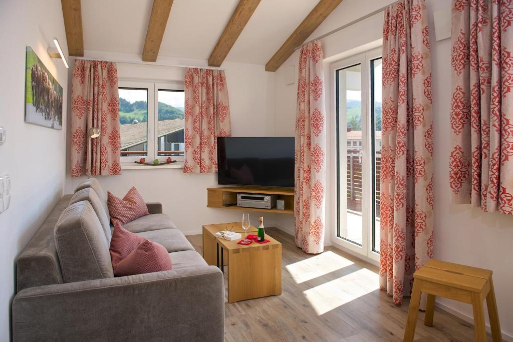 Et tv og/eller underholdning på 5 Sterne Ferienwohnung Hochgratblick mit Schwimmbad und Sauna