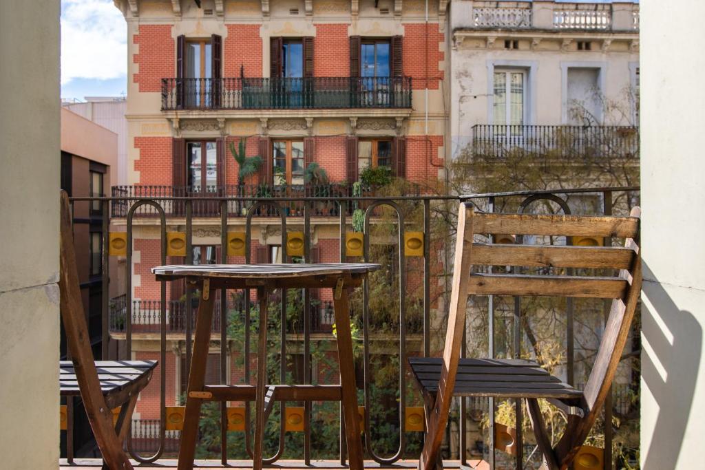 バルセロナにあるNice apartment in Graciaのバルコニー(テーブル、椅子付)