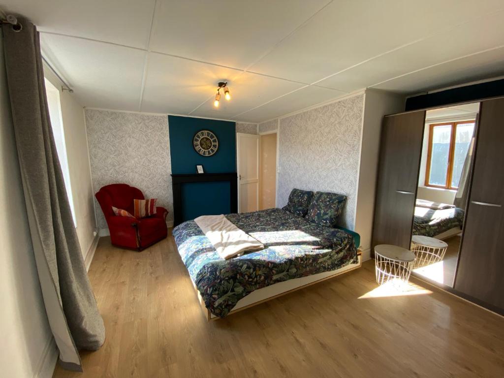 sypialnia z łóżkiem i zegarem na ścianie w obiekcie Maison indiv au cœur du vignoble champenois w mieście Lignol-le-Château