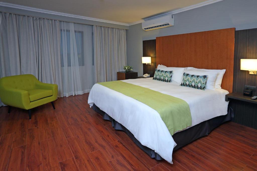 Postel nebo postele na pokoji v ubytování Aranjuez Hotel & Suites