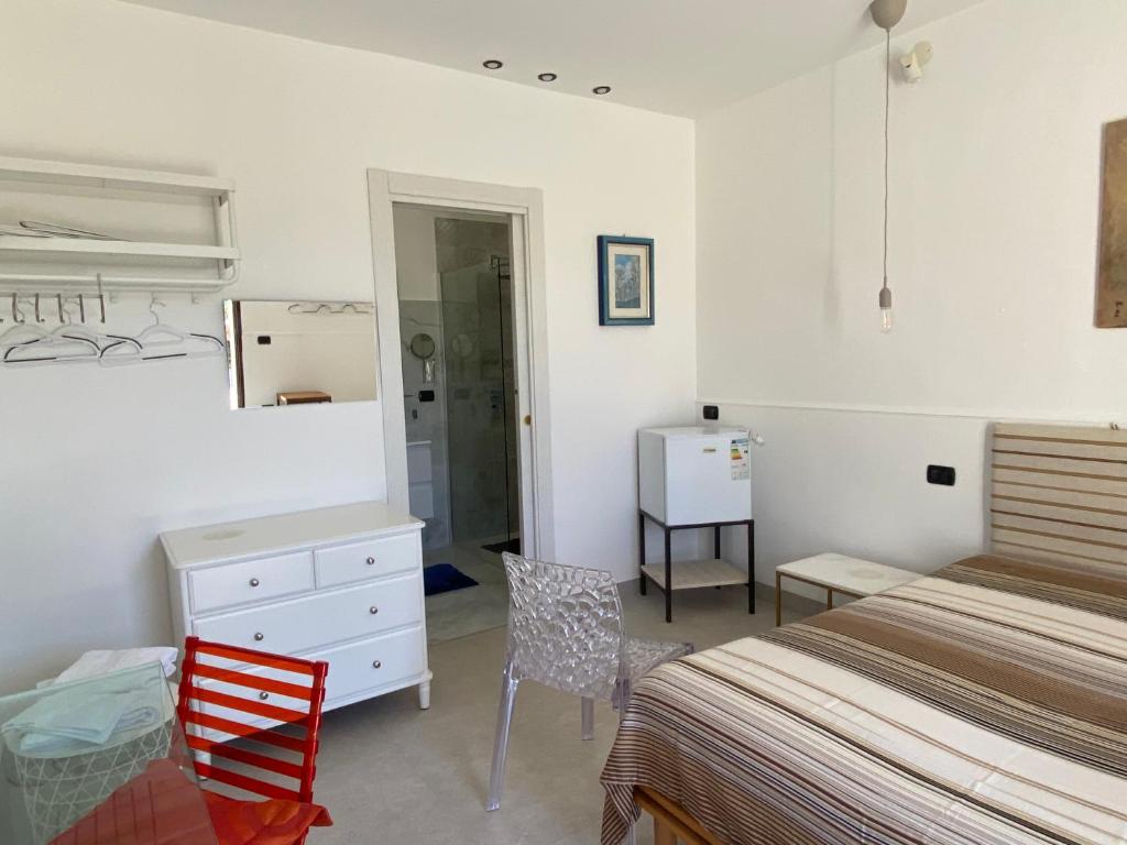 a bedroom with a bed and a dresser and a mirror at B&B Terra Marique in Siracusa