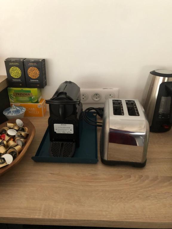 Príslušenstvo na prípravu kávy alebo čaju v ubytovaní Au Nom du Zen 3 pièces avec terrasse cœur Deauville