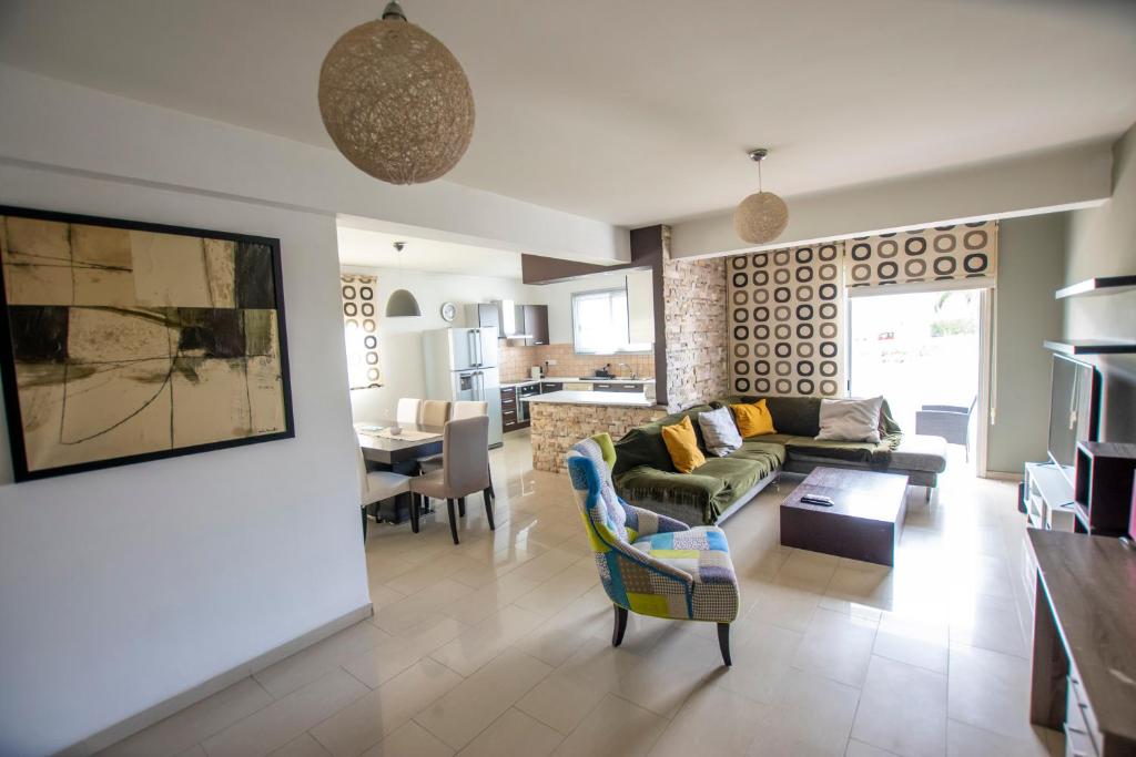 sala de estar con sofá y mesa en Glabur Stays - The Executive 2 BDR - Nicosia City, Free Parking & Wifi, Welcomes You!!!, en Nicosia