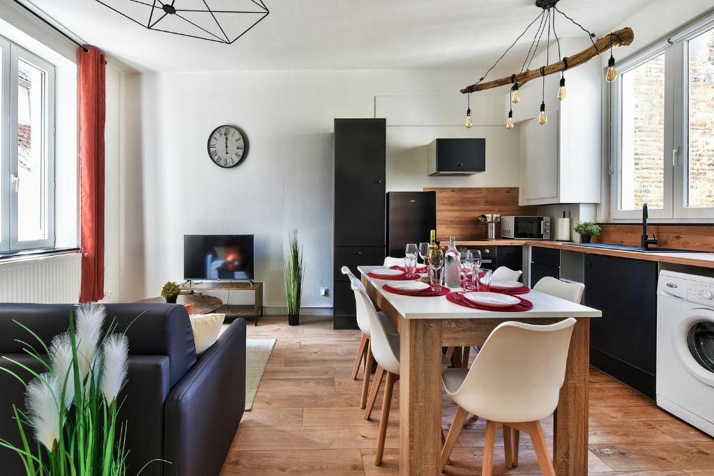 een keuken en eetkamer met een tafel en stoelen bij Appartement Le Chaleureux Chalon - Hyper-Centre in Chalon-sur-Saône