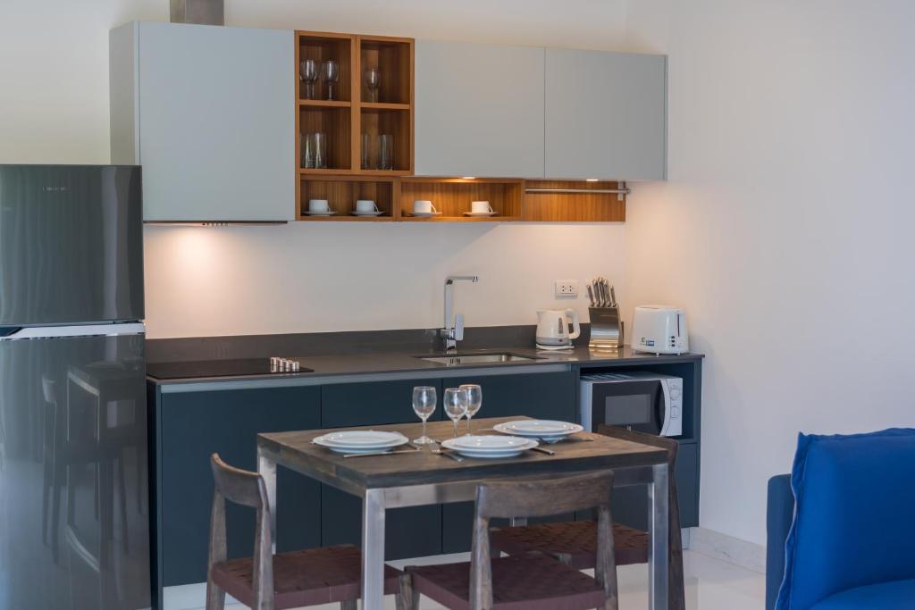 Kuchyň nebo kuchyňský kout v ubytování Hill Side Karon Kata Beach Condo