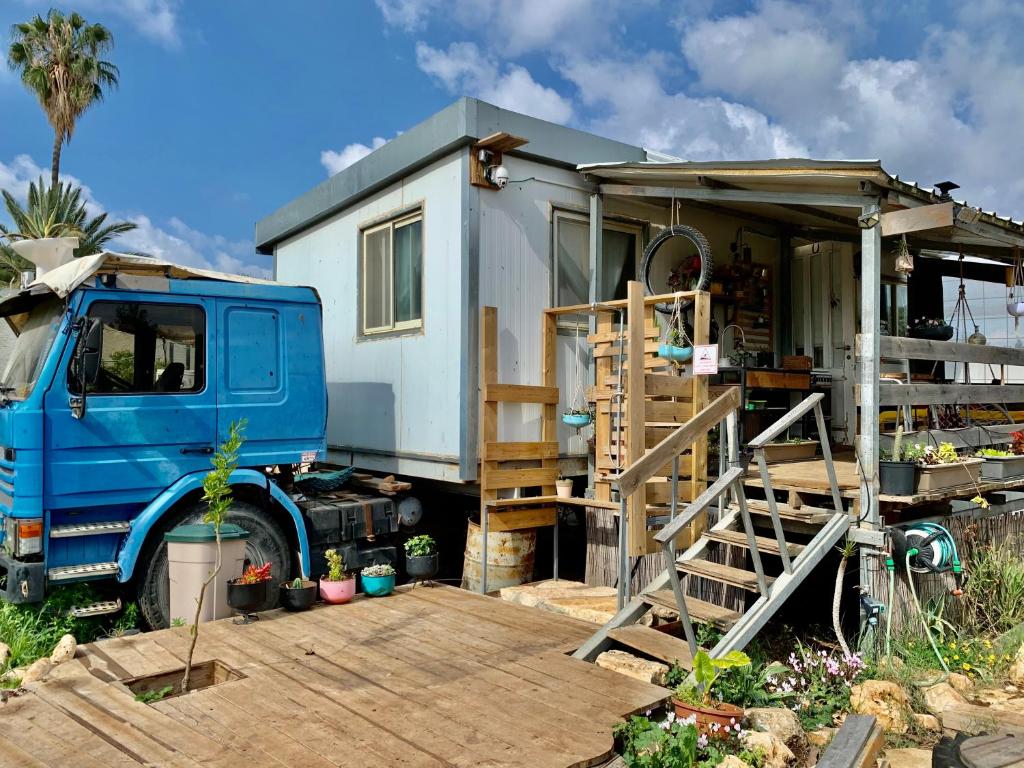 Un camion avec une petite maison à l'arrière. dans l'établissement The Magic Truck, à ‘Amqa