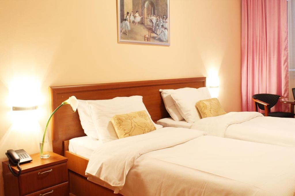 Postel nebo postele na pokoji v ubytování Hotel Rex