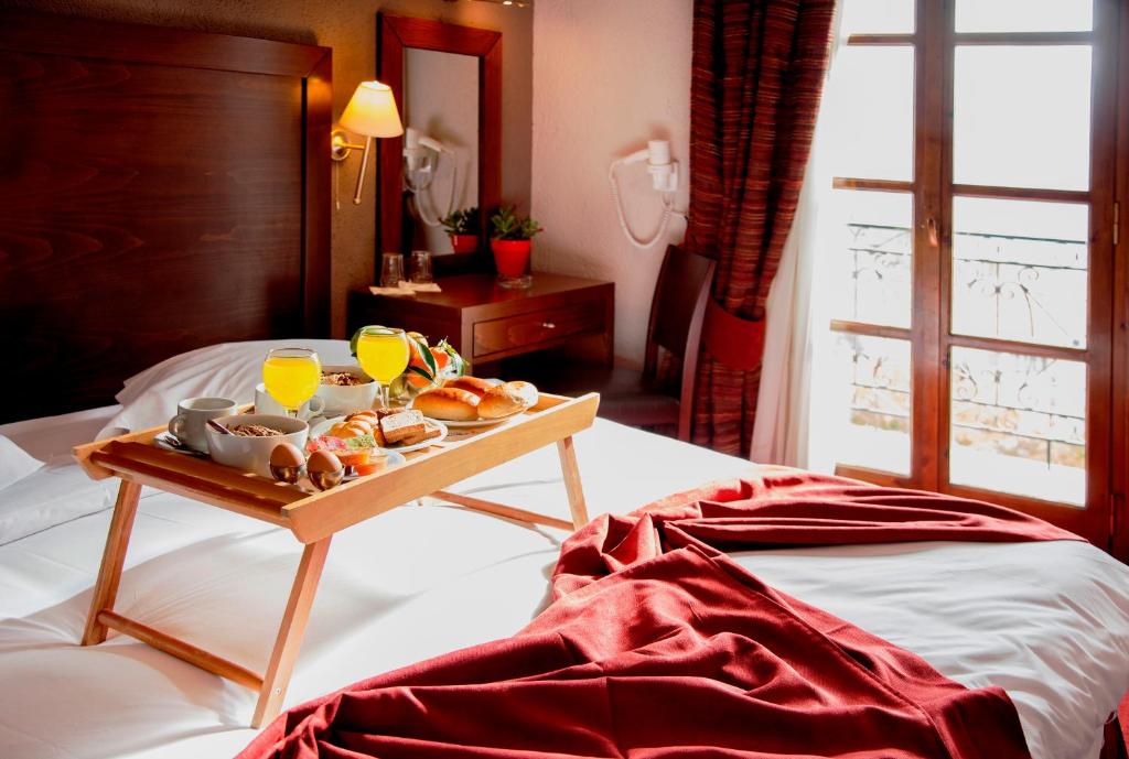 Arahova Inn Hotel - 1