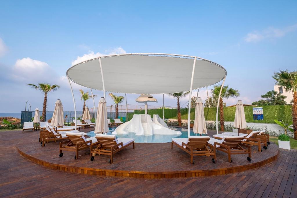 The swimming pool at or close to Rubi Platinum Sign