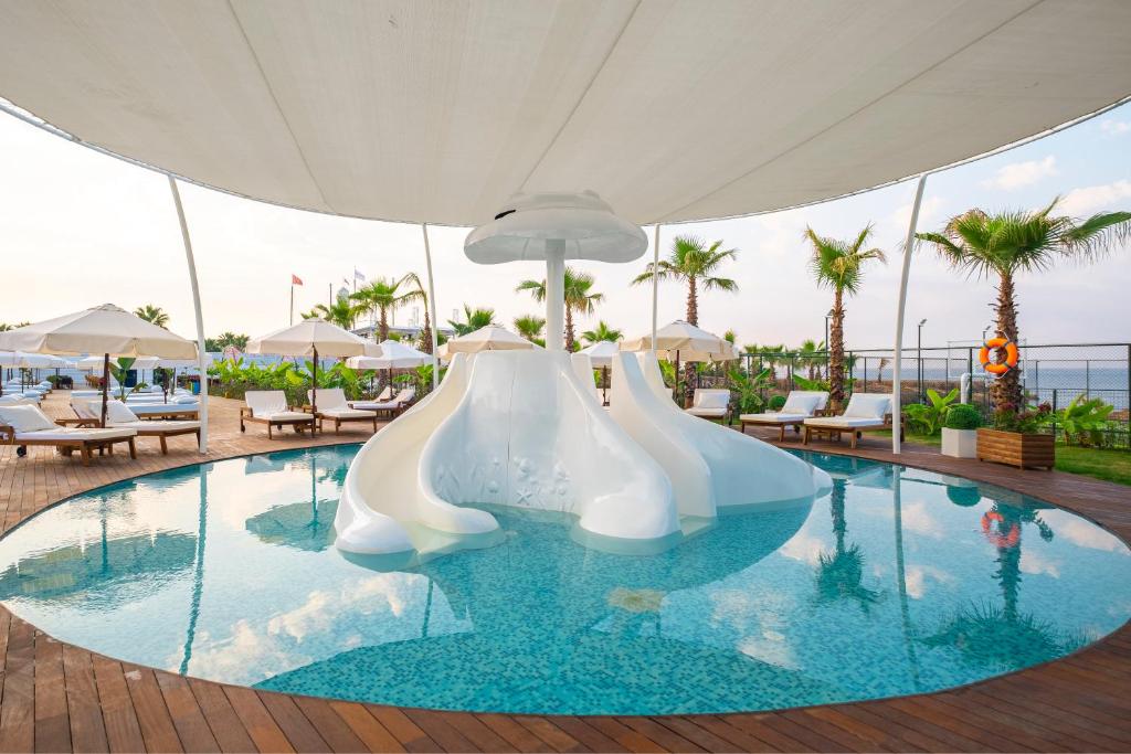 The swimming pool at or close to Rubi Platinum Sign