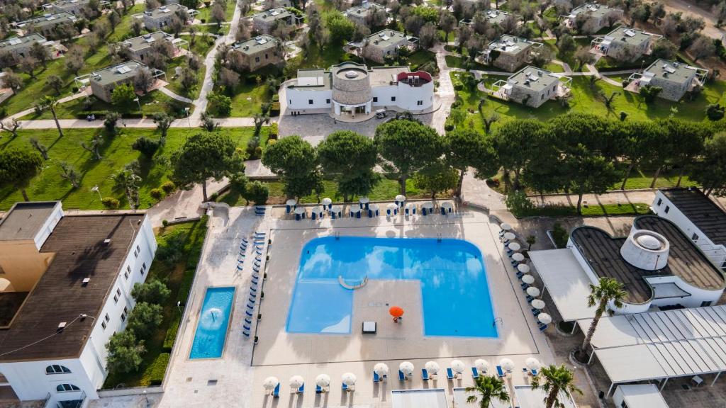 ミネルヴィーノ・ディ・レッチェにあるDolmen Sport Resortのスイミングプール付きの家屋の空中ビュー