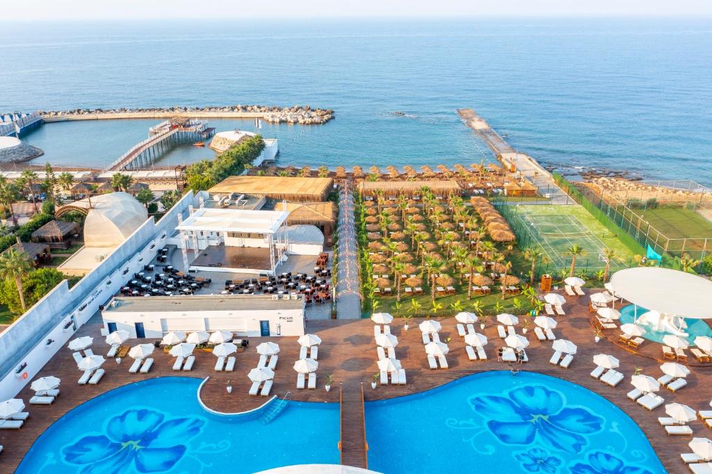 The swimming pool at or close to Rubi Platinum Sign