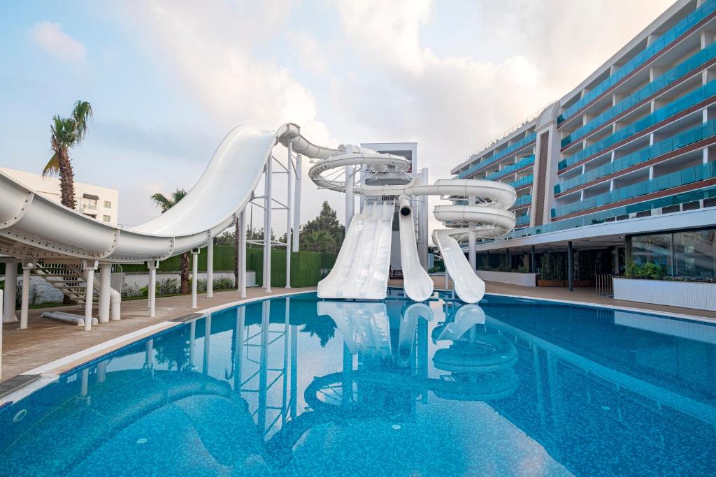 The swimming pool at or close to Rubi Platinum Sign