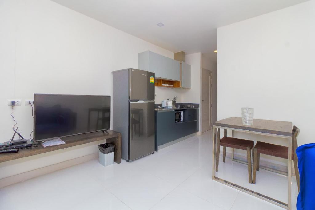Kuchyň nebo kuchyňský kout v ubytování Hill Side Karon Kata Beach Condo