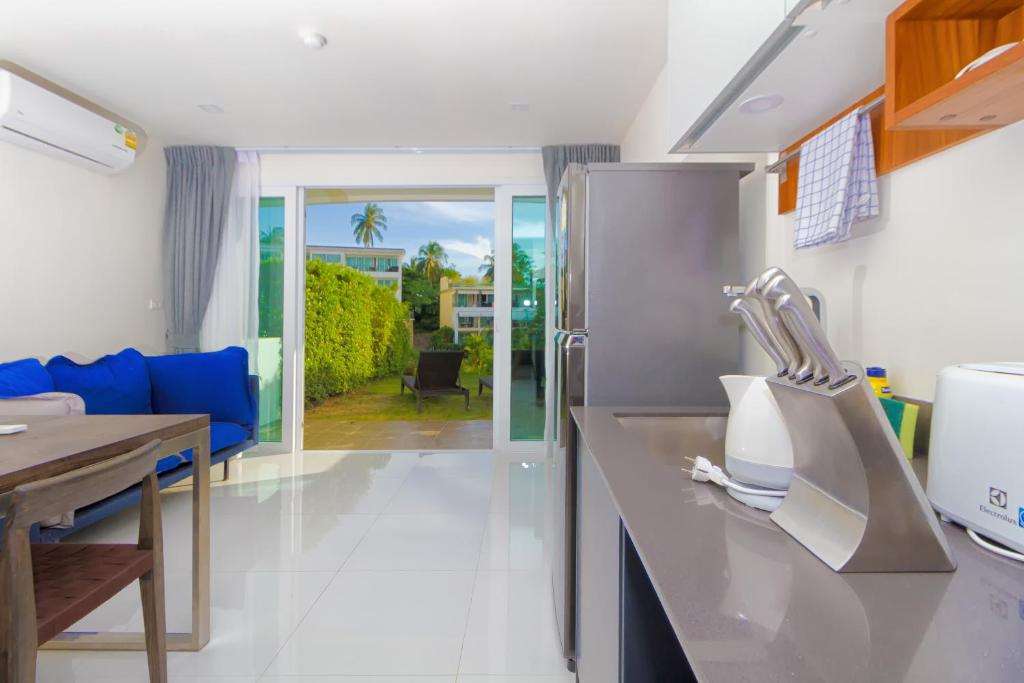Kuchyň nebo kuchyňský kout v ubytování Hill Side Karon Kata Beach Condo