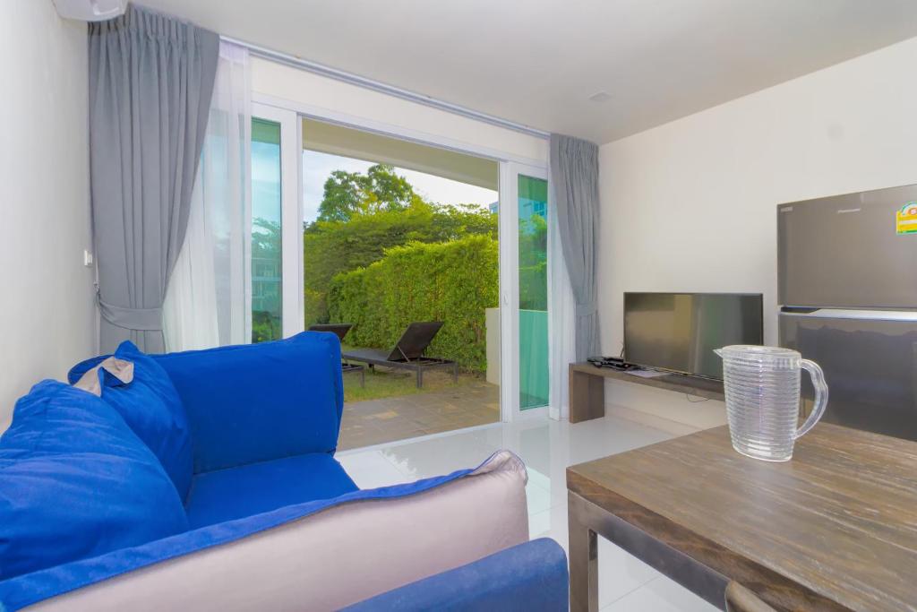 TV a/nebo společenská místnost v ubytování Hill Side Karon Kata Beach Condo
