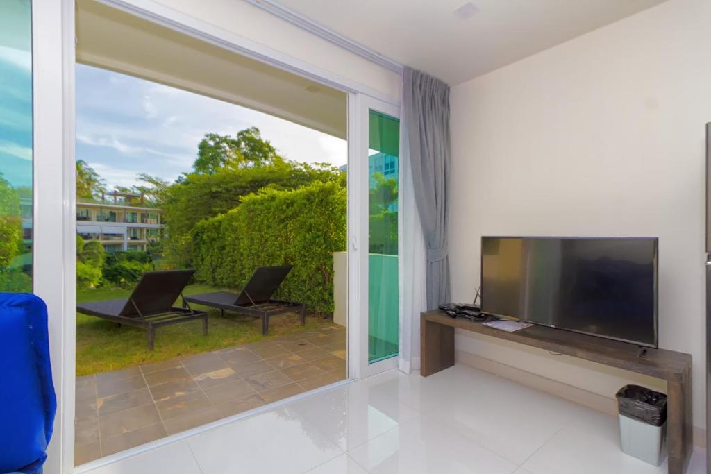 TV a/nebo společenská místnost v ubytování Hill Side Karon Kata Beach Condo