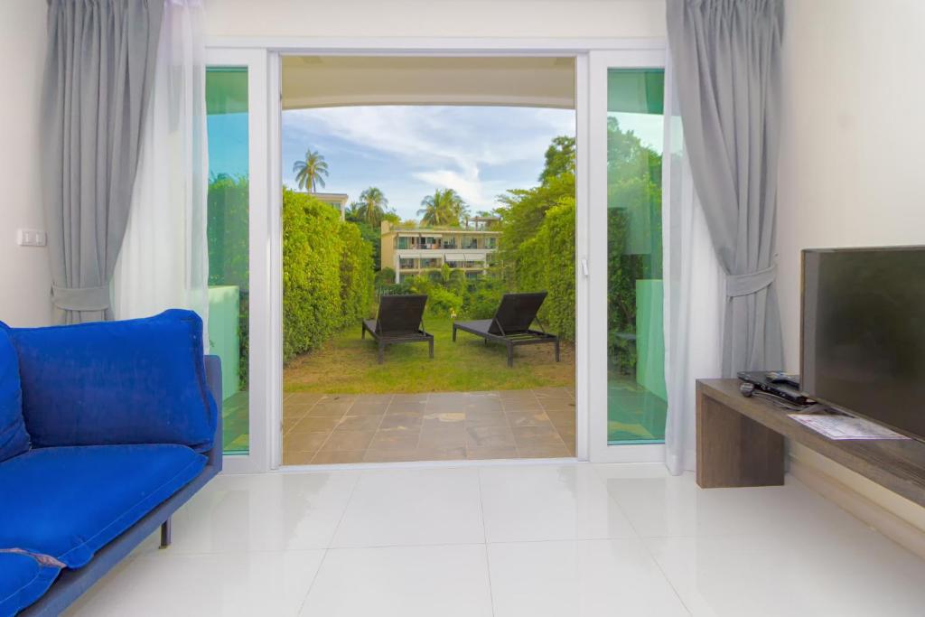 TV a/nebo společenská místnost v ubytování Hill Side Karon Kata Beach Condo