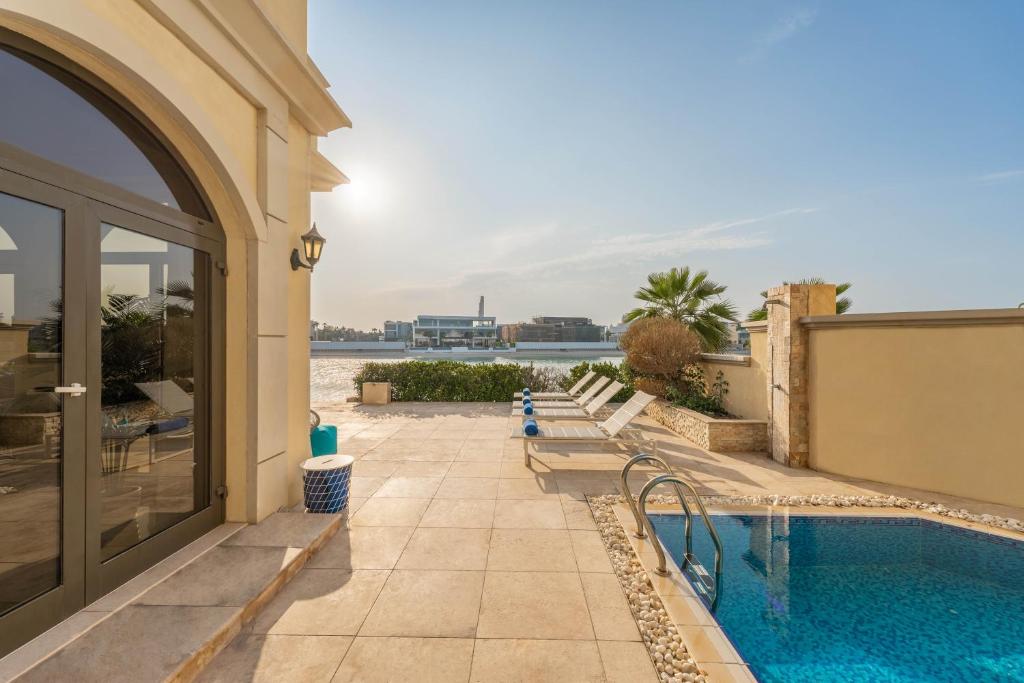 Bazén v ubytování Maison Privee - Ultra-Luxury Villa with Private Pool & Beach on Palm nebo v jeho okolí