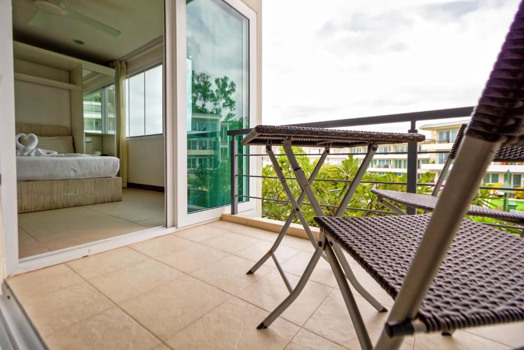 Balkón nebo terasa v ubytování Hill Side Karon Kata Beach Condo