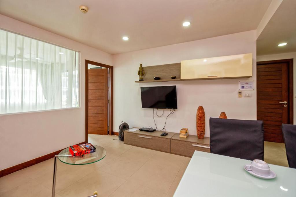 TV a/nebo společenská místnost v ubytování Hill Side Karon Kata Beach Condo