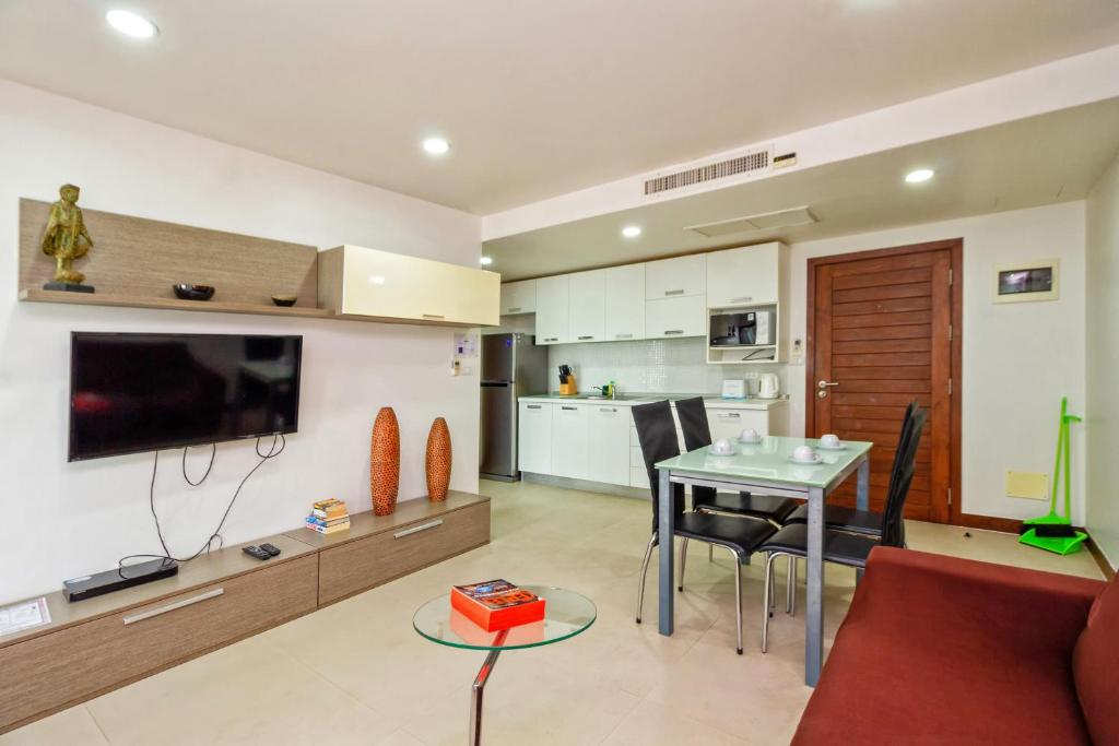 Kuchyň nebo kuchyňský kout v ubytování Hill Side Karon Kata Beach Condo
