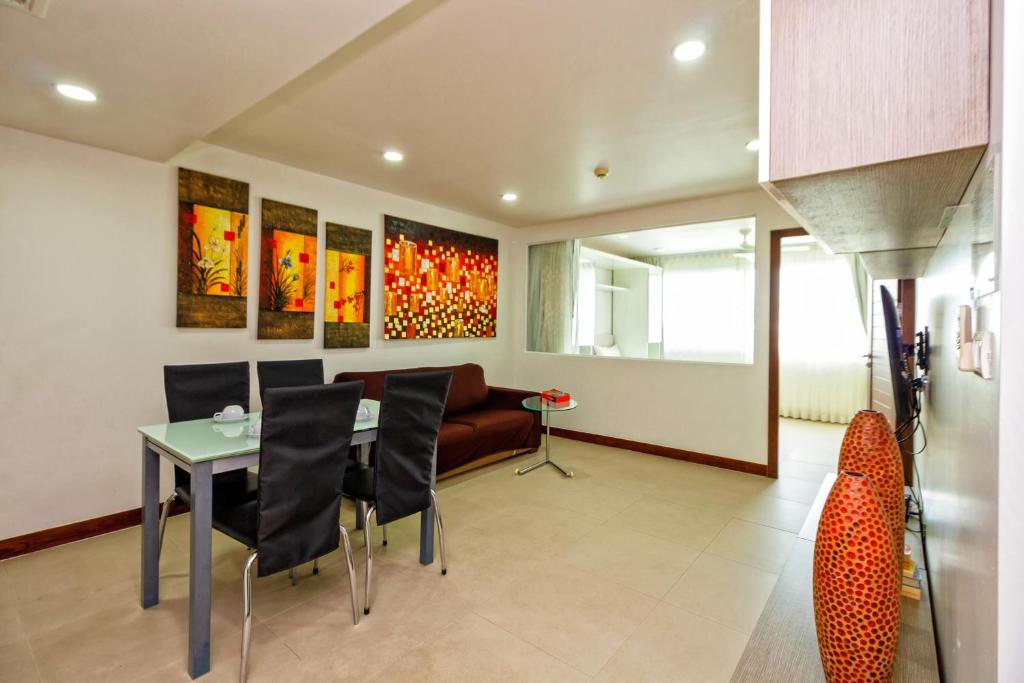 Kuchyň nebo kuchyňský kout v ubytování Hill Side Karon Kata Beach Condo