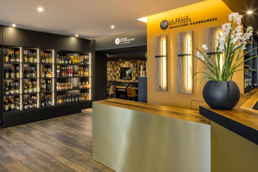 Lounge nebo bar v ubytování Logis Hôtel LBB - les 2 lacs