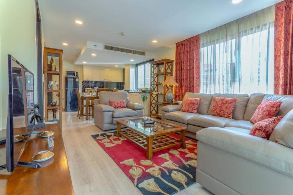 un soggiorno con divano e tavolo di Citismart Residence a Centro di Pattaya
