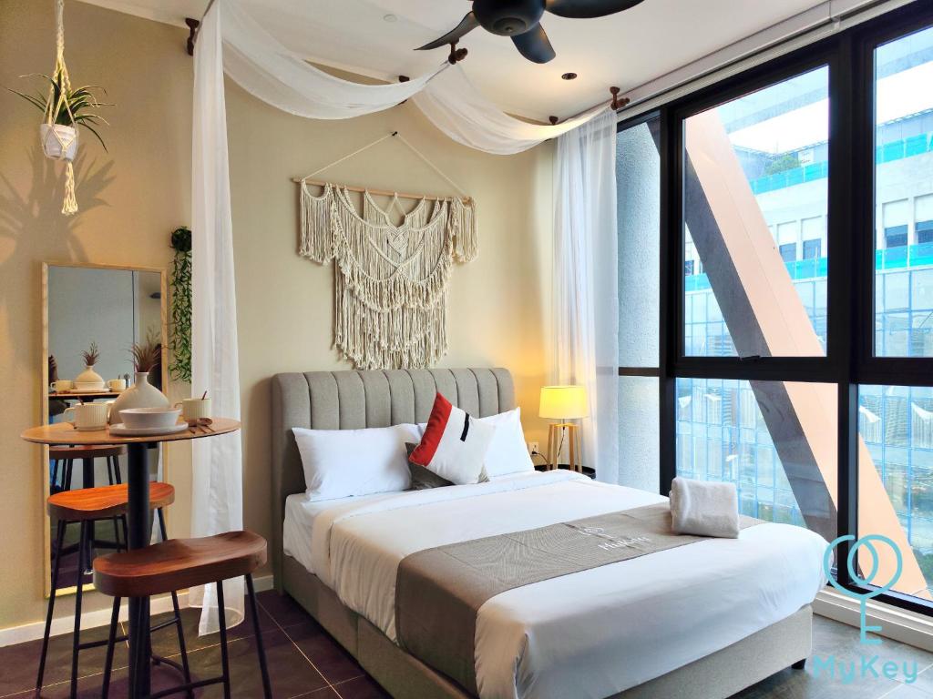 - une chambre avec un grand lit et une fenêtre dans l'établissement Scarletz Suites KLCC by Mykey Global, à Kuala Lumpur