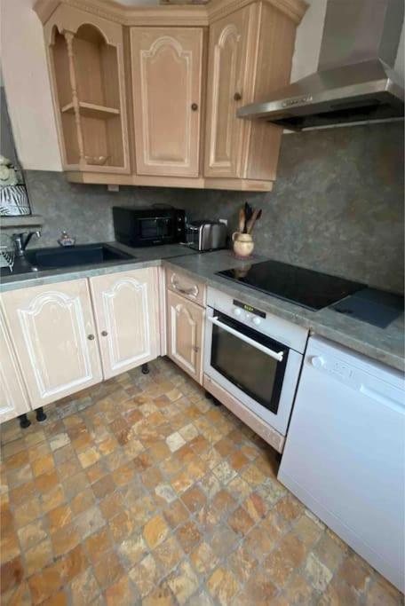 Kuchyňa alebo kuchynka v ubytovaní Grasse : Centre ville Superbe appartement 2 chambres
