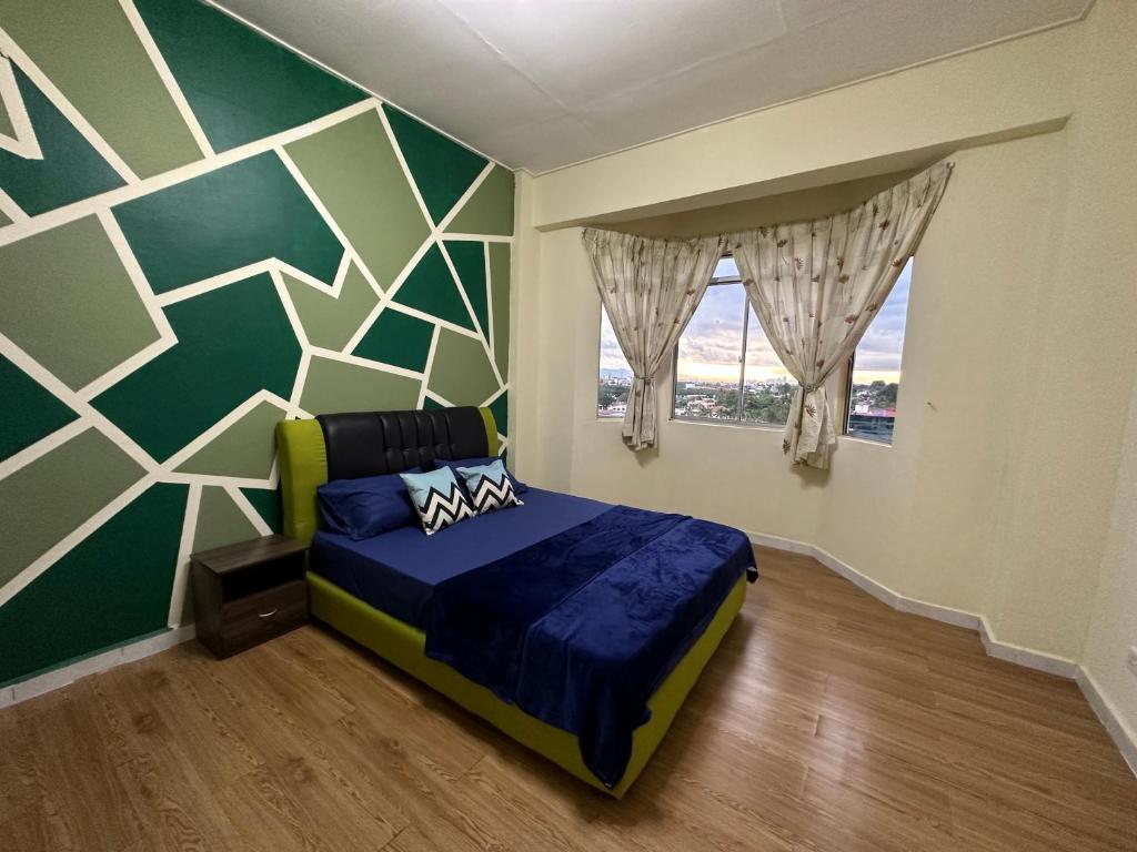 um quarto com uma cama e um mural de parede em Family apartment in Tawau city centre em Tawau
