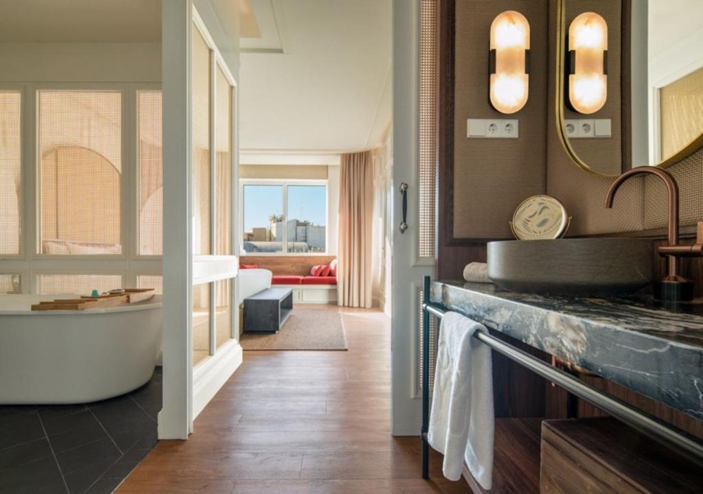 Kuchyň nebo kuchyňský kout v ubytování Only YOU Hotel Valencia