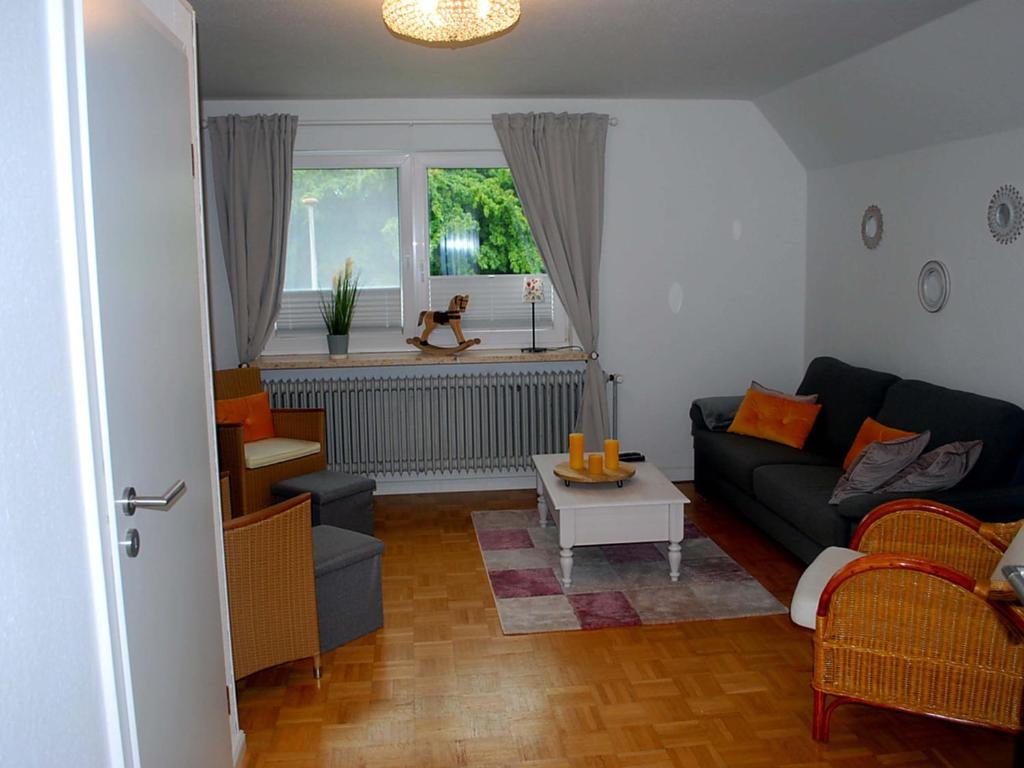 sala de estar con sofá negro y ventana en NEU Ferienwohnung Heda, en Dannewerk