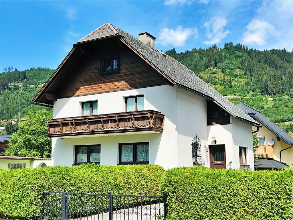 ein großes weißes Haus mit braunem Dach in der Unterkunft Finest Retreats - Haus Sophie in Schladming