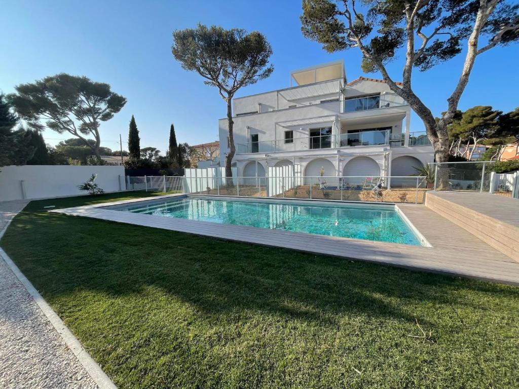 Villa con piscina frente a una casa en Appartement T2 piscine et plage en Carry-le-Rouet