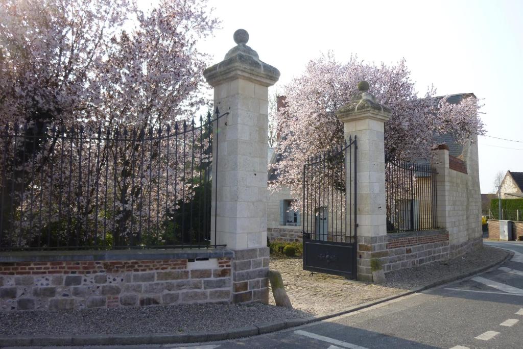 uma cerca de ferro forjado com um portão numa rua em Gite de l'Abbaye d'Etrun em Étrun