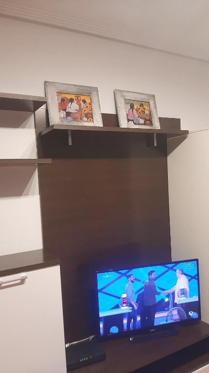 TV a/nebo společenská místnost v ubytování TORRE de la FUENTE AprtoVistas Piscina Parking