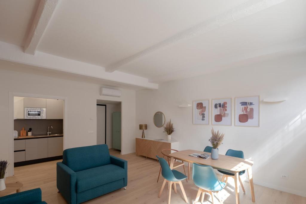 a living room with a table and blue chairs at Noah Charme in Rome