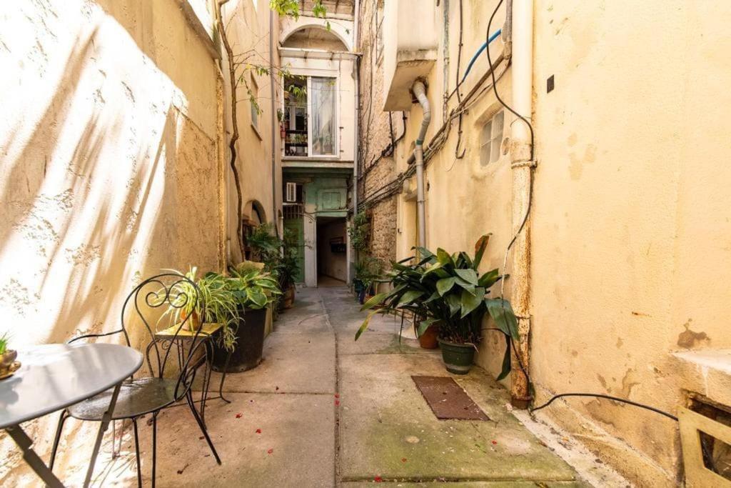 Budova, v ktorej sa apartmán nachádza