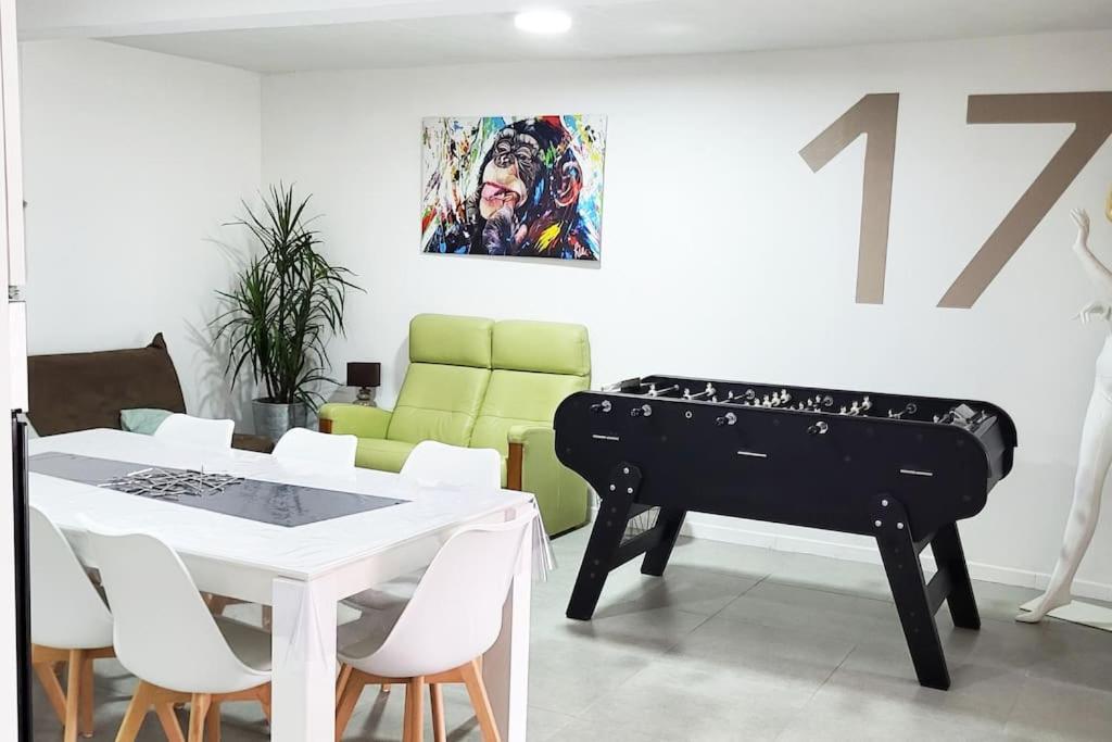 Cette chambre comprend un piano, une table et des chaises. dans l'établissement Villa la Murenne, à Argelès-sur-Mer