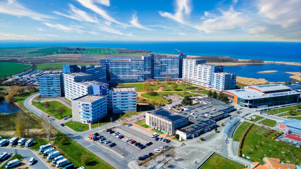 una vista aérea de una ciudad con edificios y el océano en Ferienpark F03-004 Ferienpark, en Heiligenhafen