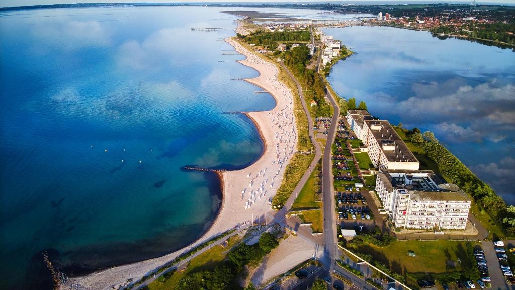 eine Luftansicht auf einen Strand und das Meer in der Unterkunft Strandhotel S33-103 in Heiligenhafen