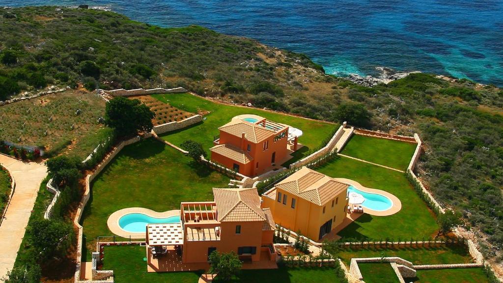 eine Luftansicht eines Hauses auf einem Hügel neben dem Meer in der Unterkunft Villa Brio Exclusive in Skala