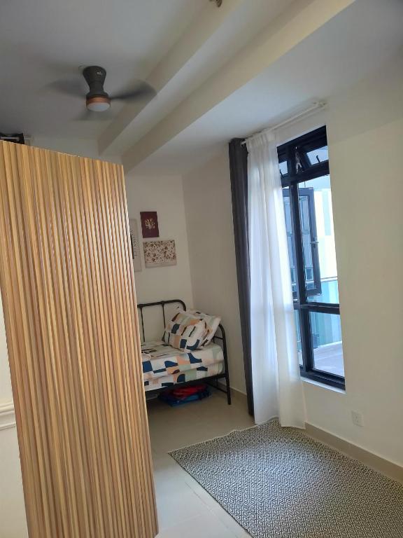 Postel nebo postele na pokoji v ubytování D Bunga مسلم Homestay Pool View Legoland Nusajaya