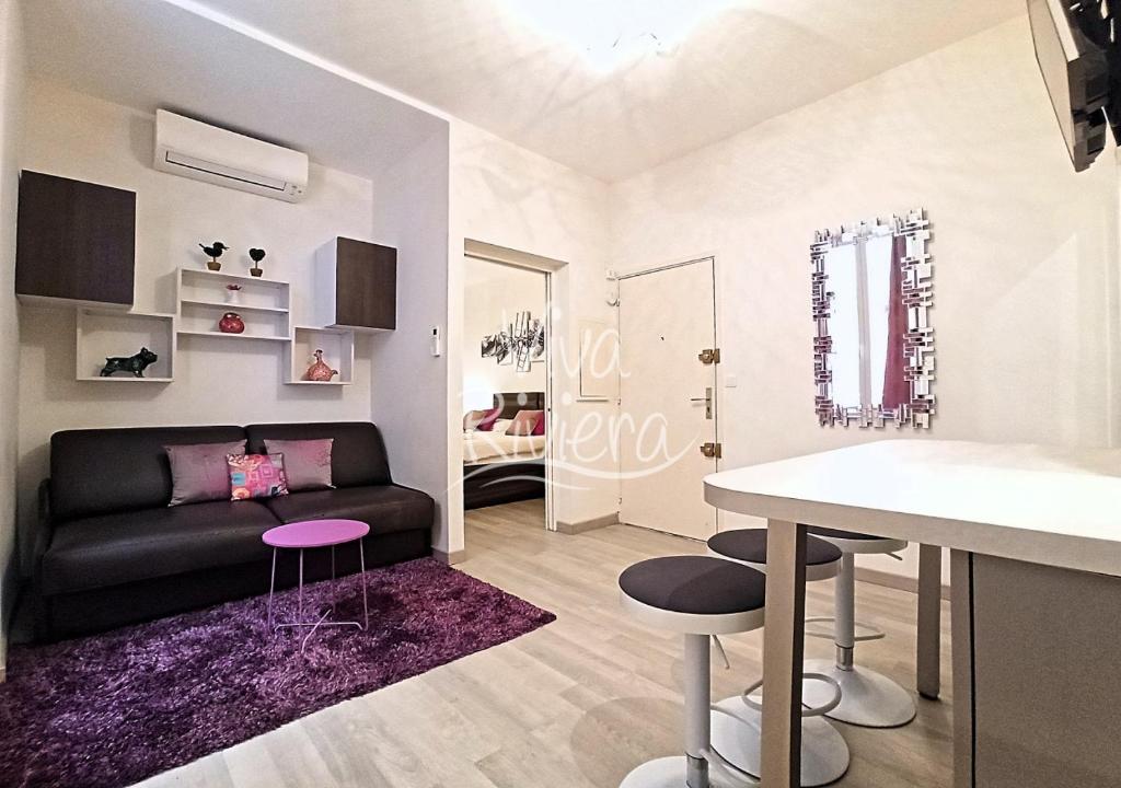 un salon avec un canapé et une table dans l'établissement Viva Riviera Calm and Modern 1 Bedroom City Centre Cannes, à Cannes
